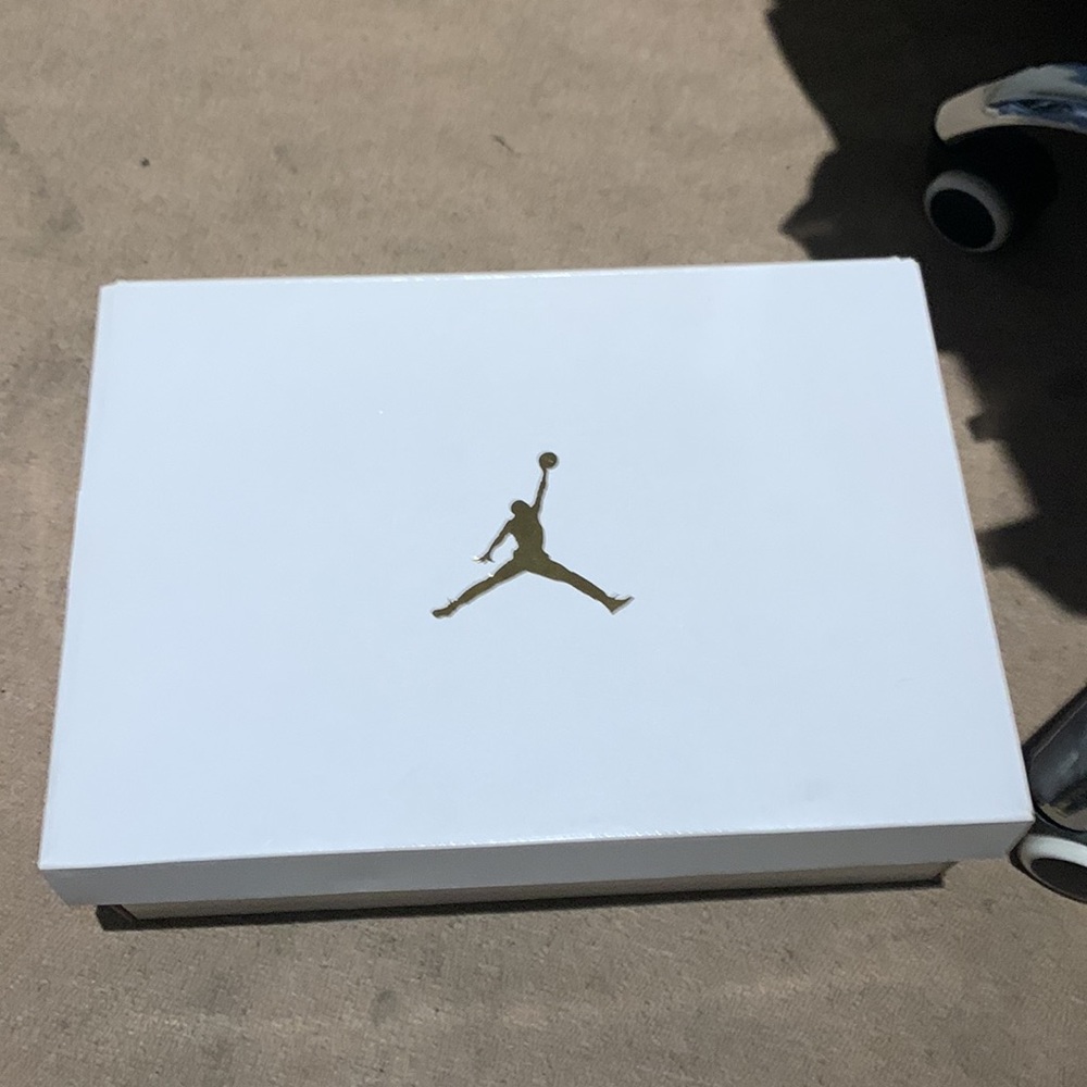 2022 Wmns Air Jordan 1 Mid 'White Pomegranate' - Picture 12 of 13